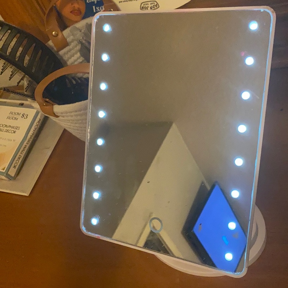 dresser mirror with touchscreen adjustable lights